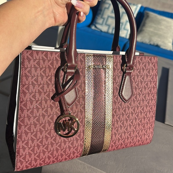 BRAND NEW MICHAEL KORS BAG! Rose gold stripe on front! Burgundy colors! - Picture 9 of 17